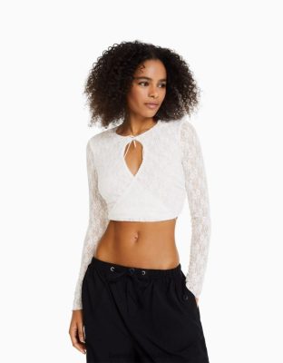 Bershka ženy blond čipkované tričko s dlhým rukávom a prekríženým výstrihom krém oblečenie B86RXX502 Bershka Slovakia