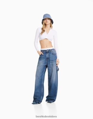 Bershka ženy carpenter džínsy so širokými balónovými nohavicami s detailmi svetlo modrá oblečenie B86RXX1586 Bershka Rifle