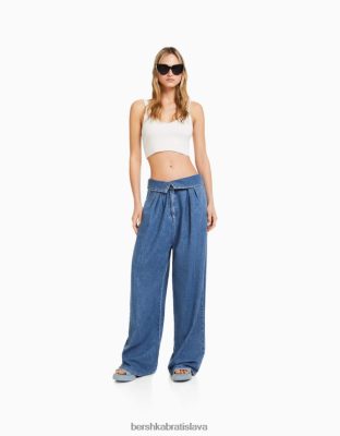 Bershka ženy džínsy na mieru s detailom v páse svetlo modrá oblečenie B86RXX1539 Bershka Nohavice