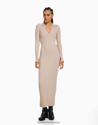 Bershka ženy dlhé pletené šaty s polo golierom piesku oblečenie B86RXX253 Bershka Slovakia