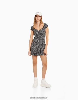 Bershka ženy minišaty s krátkym rukávom s potlačou a srdiečkovým výstrihom čierna oblečenie B86RXX273 Bershka Nohavice