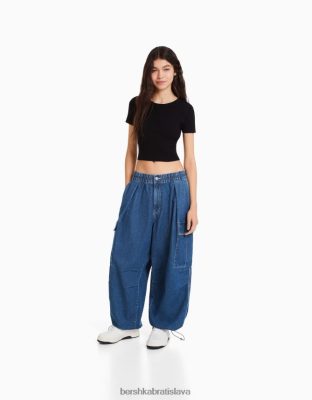 Bershka ženy objemné cargo džínsy svetlo modrá oblečenie B86RXX1315 Bershka Slovakia