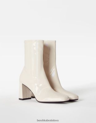 Bershka ženy patentované členkové čižmy na vysokom opätku ecru obuv B86RXX2320 Bershka Slovakia