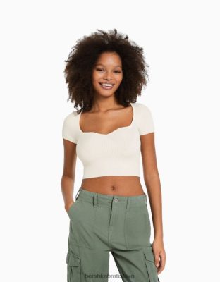 Bershka ženy pletený sveter s krátkym rukávom a srdiečkovým výstrihom krém oblečenie B86RXX541 Bershka Slovakia