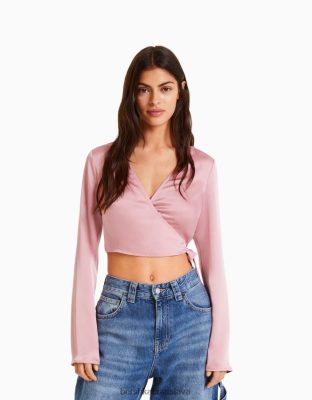 Bershka ženy prekrížená baletná blúzka so saténovou úpravou s dlhým rukávom ružová oblečenie B86RXX938 Bershka Rifle