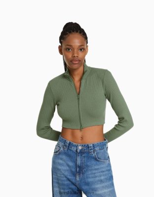 Bershka ženy skrátený sveter s vysokým výstrihom a zipsom kaki oblečenie B86RXX960 Bershka Nohavice