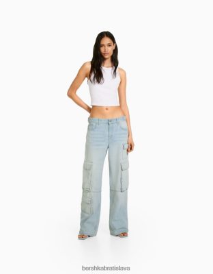 Bershka ženy vyblednuté cargo džínsy s viacerými vreckami svetlo modrá oblečenie B86RXX1498 Bershka Slovakia