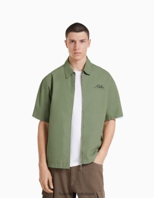 Bershka muži bavlnená košeľa s krátkym rukávom s potlačou kaki oblečenie B86RXX2876 Bershka Rifle