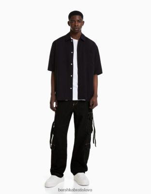 Bershka muži cargo džínsy s kontrastnou niťou a ramienkami čierna oblečenie B86RXX3148 Bershka Slovakia