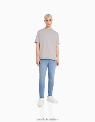 Bershka muži džínsy v mrkvovom strihu svetlo modrá oblečenie B86RXX3181 Bershka Slovakia