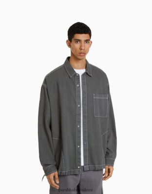 Bershka muži dlhé rukávové džínsové tričko s kontrastnou niťou so zarážkami tmavo šedá oblečenie B86RXX2933 Bershka Rifle