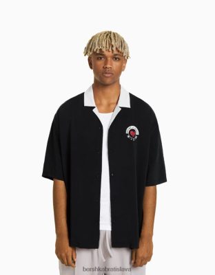 Bershka muži košeľa s kontrastnou boxerskou potlačou s krátkym rukávom čierna oblečenie B86RXX2874 Bershka Nohavice