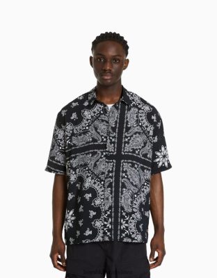 Bershka muži paisley tričko s krátkym rukávom biela/čierna oblečenie B86RXX2870 Bershka Rifle