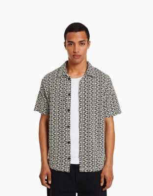 Bershka muži úpletová košeľa s krátkym rukávom s potlačou krém oblečenie B86RXX2872 Bershka Slovakia