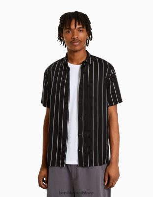 Bershka muži pruhovaná keprová košeľa s krátkym rukávom biela/čierna oblečenie B86RXX2930 Bershka Rifle