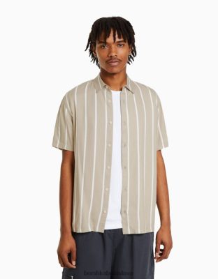 Bershka muži pruhovaná keprová košeľa s krátkym rukávom off white oblečenie B86RXX2931 Bershka Nohavice