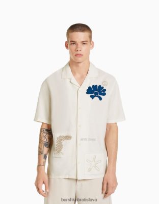 Bershka muži rustikálna košeľa s krátkym rukávom s výšivkou a nášivkami off white oblečenie B86RXX2868 Bershka Nohavice