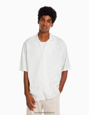 Bershka muži rustikálna košeľa voľného strihu s krátkym rukávom biela oblečenie B86RXX2941 Bershka Slovakia