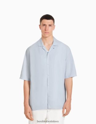 Bershka muži rustikálna košeľa voľného strihu s krátkym rukávom svetlo modrá oblečenie B86RXX2942 Bershka Rifle