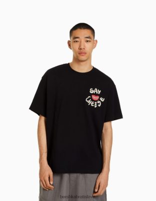 Bershka muži tričko boxy fit s krátkym rukávom s potlačou čierna oblečenie B86RXX2636 Bershka Rifle