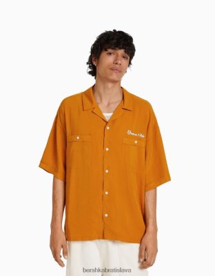 Bershka muži tričko s krátkym rukávom a potlačou na chrbte horčica oblečenie B86RXX2914 Bershka Slovakia