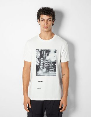 Bershka muži tričko s krátkym rukávom s fotografickou potlačou off white oblečenie B86RXX2674 Bershka Slovakia