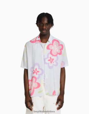 Bershka muži tričko s krátkym rukávom s kvetinovou potlačou svetlo modrá oblečenie B86RXX2867 Bershka Rifle