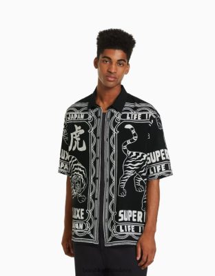 Bershka muži tričko s krátkym rukávom s potlačou čierna oblečenie B86RXX2860 Bershka Slovakia