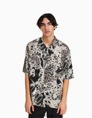 Bershka muži tričko s krátkym rukávom s potlačou čierna oblečenie B86RXX2871 Bershka Nohavice